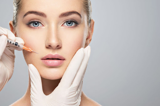 A woman gets an injection of botox.